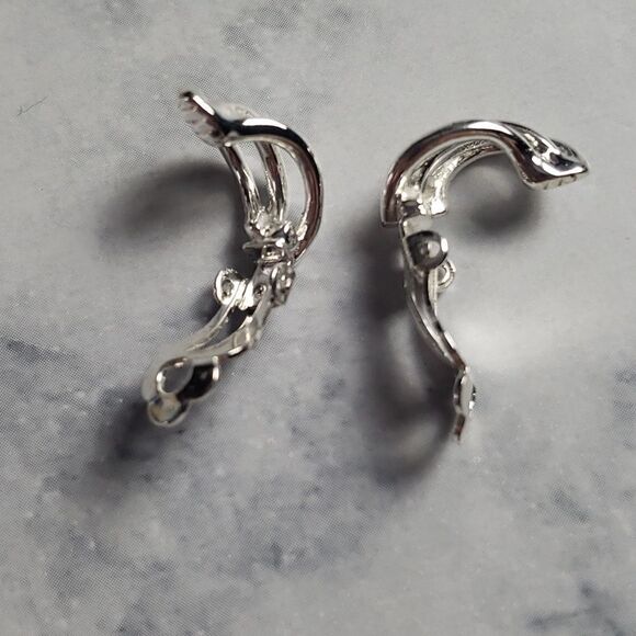 Vintage Clip On Earrings - Picture 2 of 2